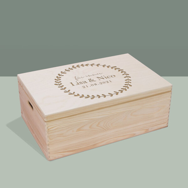 Erinnerungsbox aus Holz personalisiert "Hochzeit Herzkranz" XL (60x40x23 cm) mit Griff